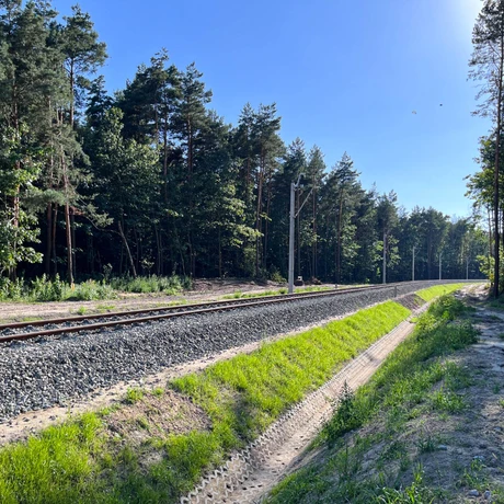 Budowa linii kolejowej z Rzeszowa na lotnisko w Jasionce [sierpień 2023] - fot 25